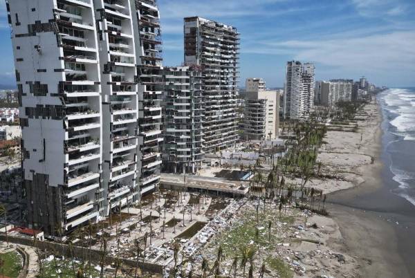 <i>Vista aérea de los daños causados por el paso del Huracán Otis en Acapulco, estado de Guerrero, México, el 28 de octubre de 2023. El número de muertos aumentó el sábado a 39, dijo el gobierno mexicano. FOTO Rodrigo OROPEZA/AFP</i>