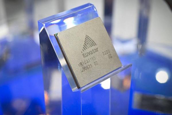 <i>Se ve un chip de ILuvatar CoreX Semiconductor durante la Conferencia Mundial de Inteligencia Artificial (WAIC) en Shanghai el 6 de julio de 2023.WANG Zhao / AFP</i>