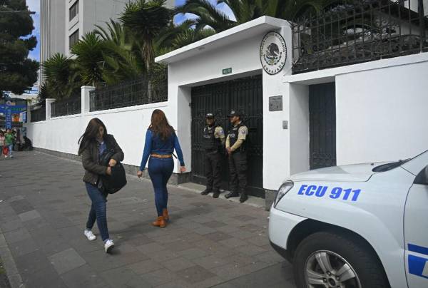 <i>Guardia policial frente a la embajada de México en Quito el 8 de abril de 2024. FOTO Rodrigo BUENDÍA / AFP</i>