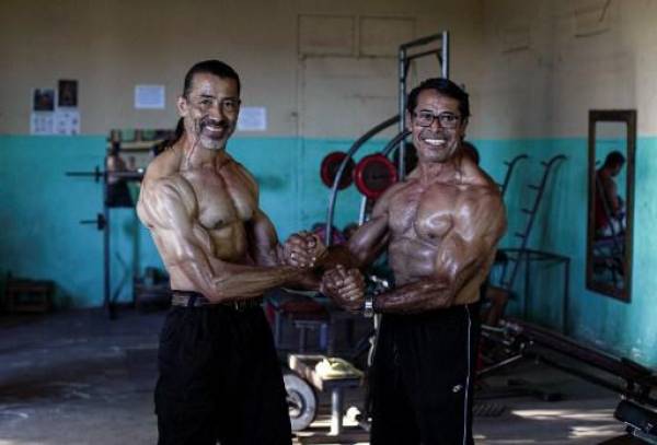 <i>Los hermanos sordos y excampeones nicaragüenses de culturismo Walter (i) y Carlos Pérez posan para una fotografía en su gimnasio en Santa Teresa, departamento de Carazo, Nicaragua, el 22 de febrero de 2024. </i>