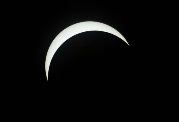 <i>La luna comienza a eclipsar al sol durante un eclipse solar total en América del Norte, en Stowe, Vermont, el 8 de abril de 2024. La trayectoria de totalidad de este año tiene 185 kilómetros (115 millas) de ancho y es hogar de casi 32 millones de estadounidenses, con un 150 millones adicionales viven a menos de 200 millas de la franja. FOTO JOSEPH PREZIOSO / AFP</i>