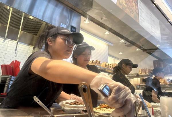 <i>Los trabajadores llenan pedidos de comida en un restaurante Chipotle el 1 de abril de 2024 en San Rafael, California. Una nueva ley de salario mínimo entró en vigor en California. FOTO Justin Sullivan/Getty Images/AFP</i>