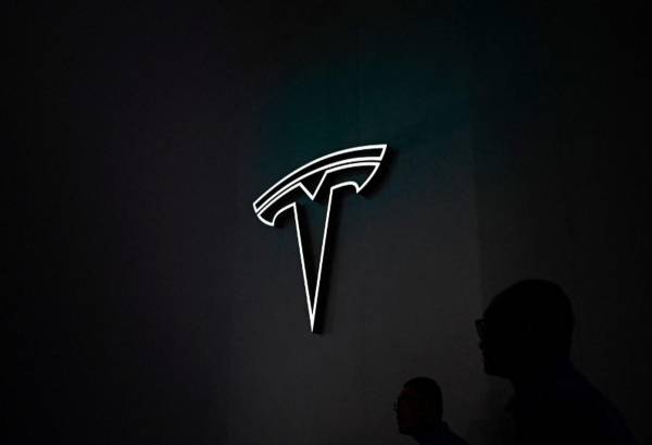 <i>(ARCHIVOS) El logotipo de Tesla se ve durante la Conferencia Mundial de Inteligencia Artificial (WAIC) en Shanghai el 7 de julio de 2023. FOTO WANG Zhao / AFP</i>