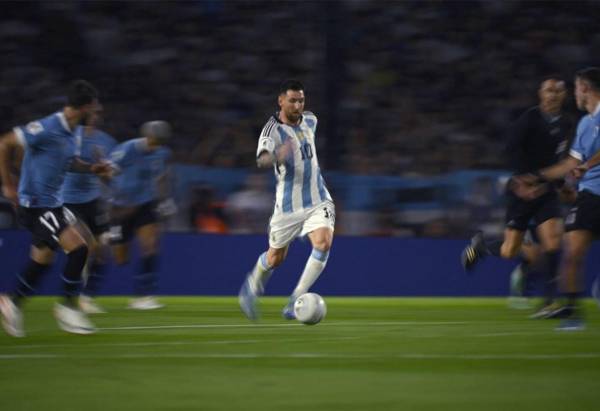 <i>El delantero argentino Lionel Messi controla el balón durante el partido de fútbol de clasificación sudamericano para la Copa Mundial de la FIFA 2026 entre Argentina y Uruguay en el estadio La Bombonera de Buenos Aires el 16 de noviembre de 2023. FOTO Luis ROBAYO/AFP</i>