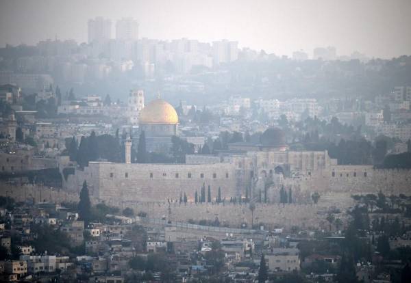 <i>Se muestra una vista panorámica de la Ciudad Vieja de Jerusalén en la madrugada del 14 de abril de 2024, después de que Irán lanzara un ataque con aviones no tripulados y misiles contra Israel. FOTO RONALDO SCHEMIDT/AFP</i>