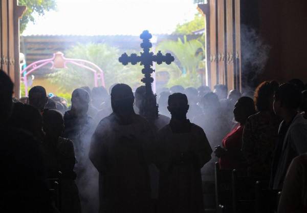 <i>La gente asiste a una misa durante las celebraciones en honor a San Juan Bautista en San Juan de Oriente, Nicaragua, el 24 de junio de 2023. FOTO STRINGER/AFP</i>