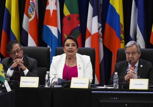 <i>La presidenta de Honduras, Xiomara Castro (centro), habla junto al presidente de Colombia, Gustavo Petro (i), y al secretario general de la ONU, Antonio Guterres (derecha), durante la Cumbre de la CELAC en Buccament Bay, San Vicente y las Granadinas, el 1 de marzo de 2024. FOTO Randy Brooks/AFP</i>