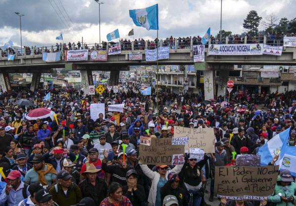 <i>Indígenas bloquean una carretera durante una protesta exigiendo la renuncia de la Fiscal General Consuelo Porras y el fiscal Rafael Curruchiche en San Cristóbal Totonicapán, Guatemala, el 4 de octubre de 2023. FOTO GUSTAVO RODAS/AFP</i>