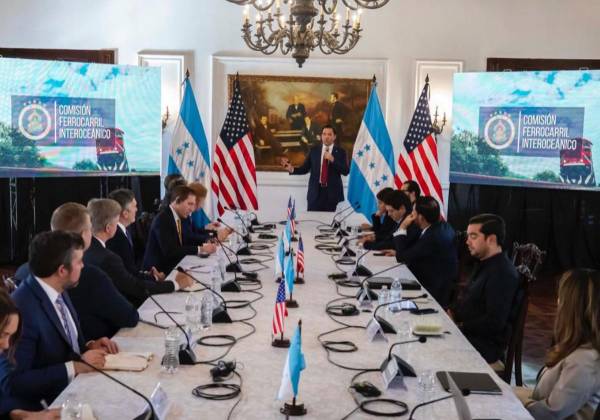 <i>En el marco de las conversaciones estratégicas, este miércoles 14 de febrero de 2024, el Gobierno hondureño recibió a una comitiva de Estados Unidos, a los que presentó el proyecto. FOTO GOBIERNO HONDURAS</i>