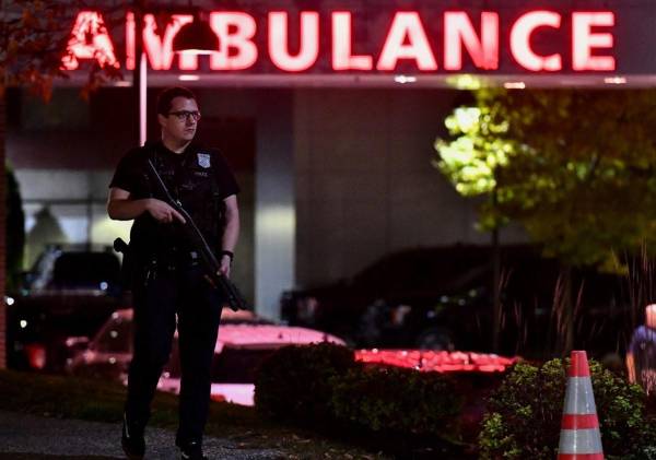 <i>Un oficial de policía armado protege la entrada de ambulancias del Centro Médico Central Maine en Lewiston, Maine, a principios del 26 de octubre de 2023. El 26 de octubre se llevó a cabo una persecución masiva de un pistolero que, según un funcionario local, mató al menos a 22 personas e hirió a decenas. Más en tiroteos masivos en el estado estadounidense de Maine, el incidente de este tipo más mortífero este año. FOTO José Prezioso / AFP</i>