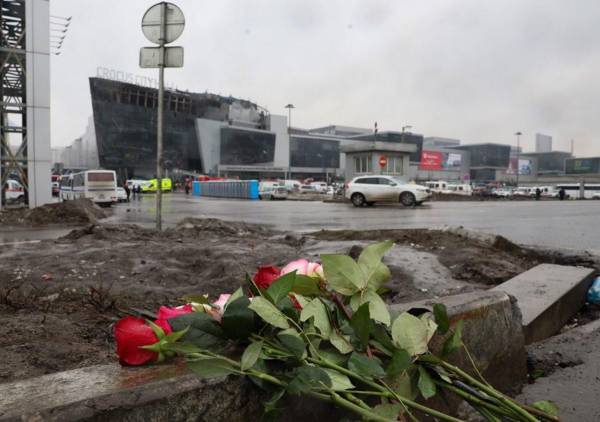 <i>Se ven flores dejadas en el lugar del ataque con armas de fuego en la sala de conciertos Crocus City Hall en Krasnogorsk, en las afueras de Moscú, el 23 de marzo de 2024. FOTO STRINGER/AFP</i>