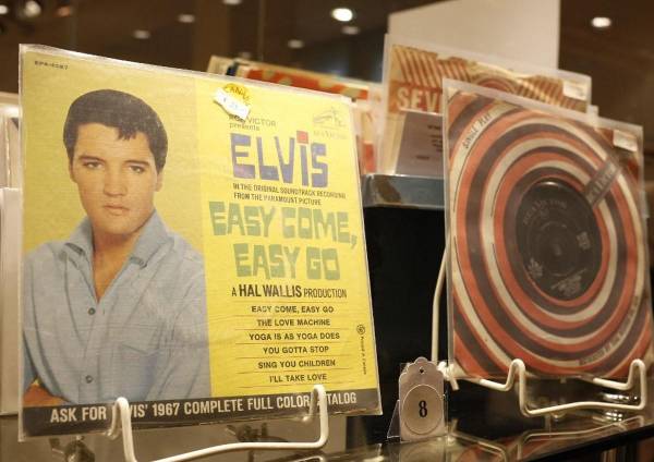 Algunos álbumes de discos raros, que forman parte de las 159 piezas de la mayor colección privada de Elvis Presley, se ven el 10 de marzo de 2015 antes de una subasta en una sucursal de la casa de subastas Dorotheum en Viena el 11 de marzo. AFP PHOTO / DIETER NAGLDIETER NAGL/AFP