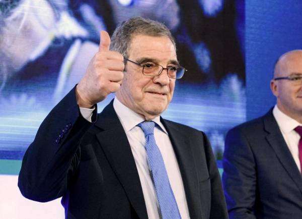 <i>El expresidente y exdirector ejecutivo español de Telefónica, César Alierta (L), da el visto bueno durante una conferencia de prensa para anunciar los resultados del año de la compañía en Madrid el 25 de febrero de 2015. FOTO AFP FOTO/ DANI POZO</i>