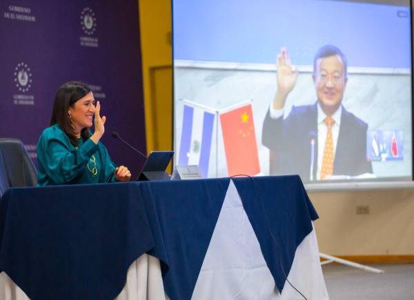 <i>Durante una conferencia virtual conjunta, la ministra María Luisa Hayem y el viceministro de Comercio de China, Wang Shouwen. FOTO @EconomiaSV</i>