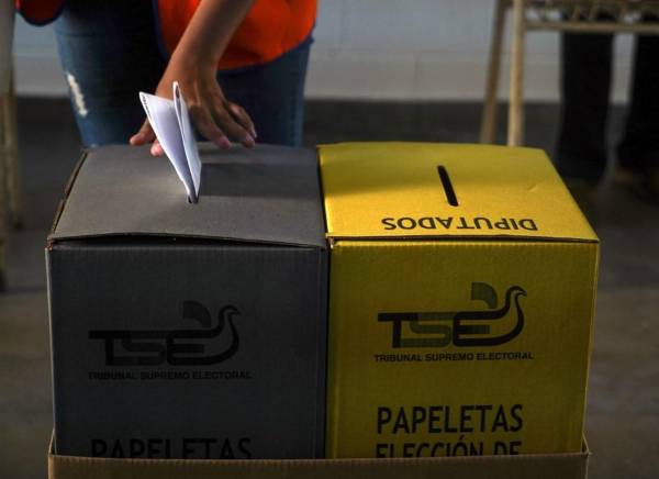 <i>Una mujer vota durante las elecciones presidenciales y legislativas en un colegio electoral en el barrio La Campanera en Soyapango, El Salvador, el 4 de febrero de 2024. FOTO CAMILO FREEDMAN / AFP</i>