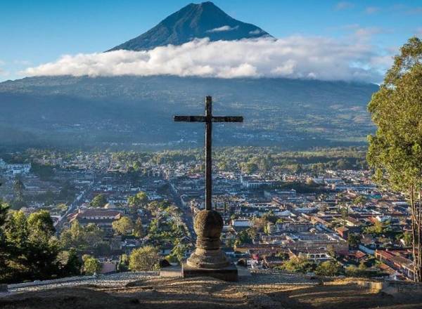 <i>Foto desde el Cerro de la Cruz, Antigua Guatemala. El país está en la temporada de visitas de grandes grupos que gastan entre US$100 y US$130 diarios cada uno, que se distribuyen entre los hoteles, operadores y economía informal. Foto CAMTUR</i>