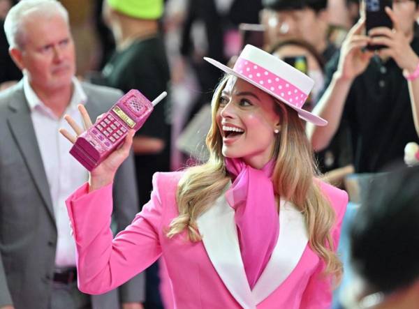 <i>La actriz australiana Margot Robbie se reúne con sus fans durante un evento de alfombra rosa para promocionar su nueva película Barbie en Seúl el 2 de julio de 2023. FOTO Jung Yeon-je / AFP</i>