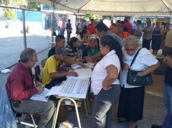 Este domingo los 1.595 centros de votación con 10.621 juntas receptoras de votos abrieron a las 7 am (con algunos retrasos) y cerrarán a las 5 pm. (Foto: laprensagrafica.com).