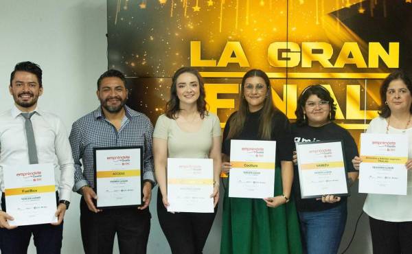 <i>Ganadores de las ediciones pasadas de Empréndete Guate. FOTO CORTESÍA</i>