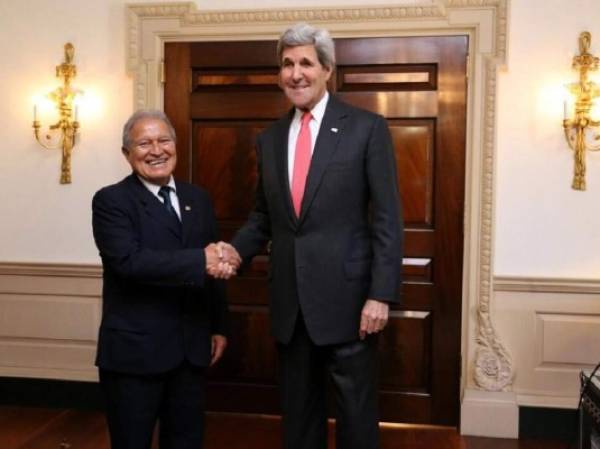 Presidente electo de El Salvador, Salvador Sánchez Ceren, y secretario de Estado de los EE.UU., John Kerry. (Foto: Agencia)