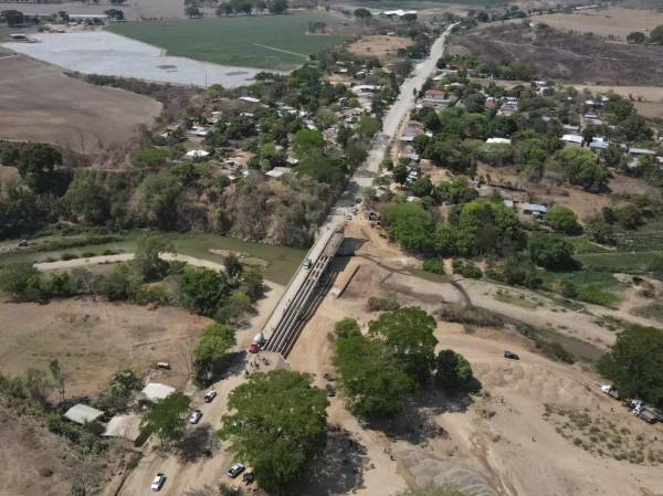 <i>Autoridades supervisaron el avance de la pavimentación con concreto hidráulico de 60.60 km que va desde Las Lomas - Terrero Blanco. Proyecto que levará desarrollo significativo a la zona. FOTO @OctaJPP</i>