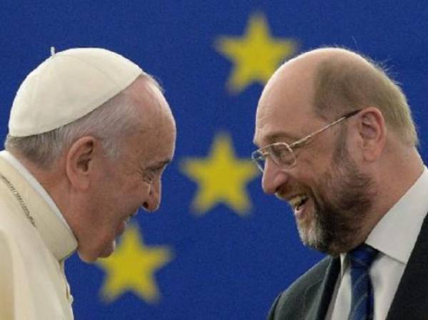 El papa Francisco (izq) y el presidente del Parlamento Europeo, Martin Schulz, antes del discurso del pontífice ante la Eurocámara, el 25 de noviembre de 2014 en Estrasburgo. (Foto: AFP).
