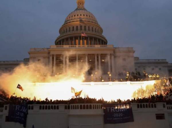 Una explosión causada por la Policía es vista por los simpatizantes del presidente de EE.UU., Donald Trump, en el Capitolio en Washington, el 6 de enero de 2021. Foto REUTERS/Leah Millis