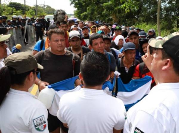 Salvadorean migrants travelling to the US are detained for entering the country illegally during an operation by Mexican police in Metapa, Chiapas State on November 21, 2018. - US troops stationed on the border with Mexico ahead of the expected arrival of a Central American migrant caravans can intervene to quell violence but will be armed only with batons, Defense Minister Jim Mattis said. (Photo by BENJAMIN ALFARO / AFP)