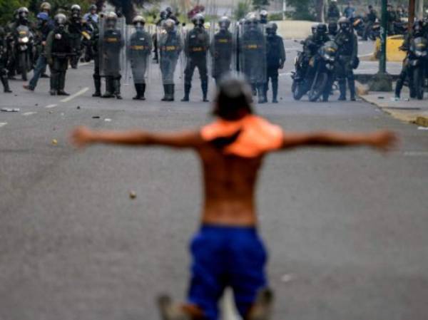 Activistas de la oposición se enfrenta a la policía para protestar contra el presidente de Venezuela, Nicolás Maduro, el 26 de abril, 2017. AFP PHOTO / FEDERICO PARRA