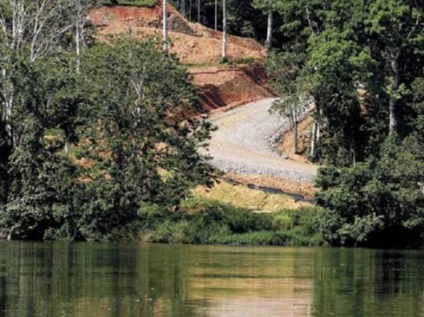 Carretera costarricense paralela al curso del río San Juan. (Foto: El Nuevo Diario).