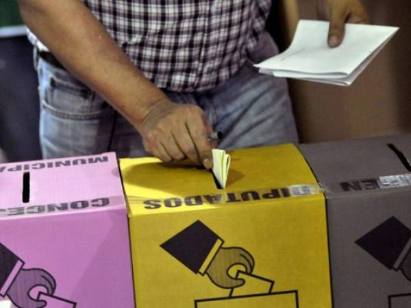 Por primera vez en la elección legislativa, los salvadoreños votaban de distinta forma: por un solo partido, en bloque o con sufragio 'cruzado' optando por aspirantes de diferentes agrupaciones. (Foto: AFP).