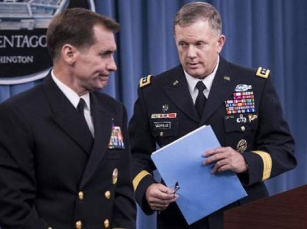El portavoz del departamento de Defensa, John Kirby junto al director de Operaciónes, General William Mayville. (Foto: AFP)