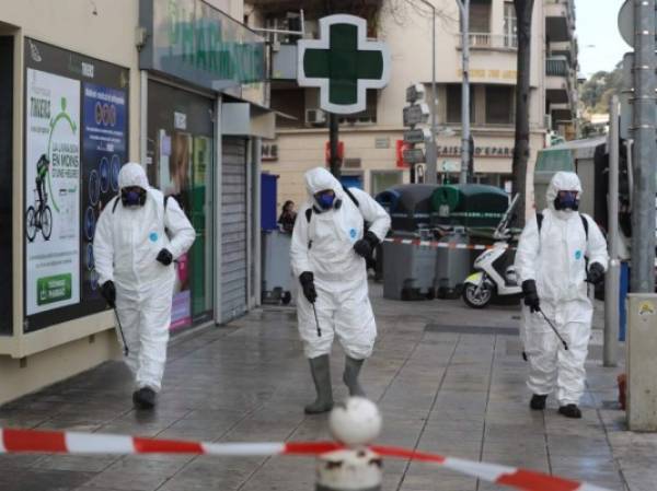 City workers spray disinfectant products in the street of the French Riviera city of Nice on March 26, 2020, on the tenth day of a strict nationwide confinement in France seeking to halt the spread of the COVID-19 infection caused by the novel coronavirus. (Photo by VALERY HACHE / AFP)