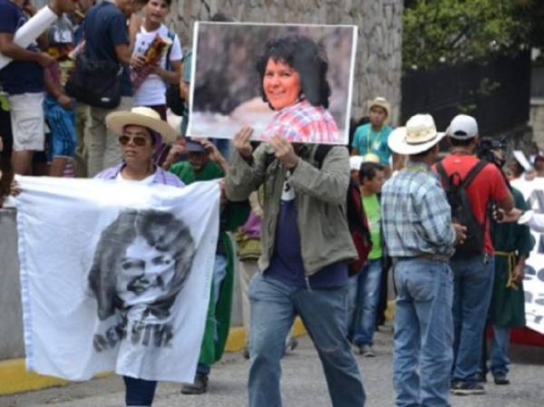 Activistas en la marcha protesta de este 1 de marzo, exigiendo justicia por la muerte de la ambientalista Berta Cáceres, de la que ya casi se cumple un año. (Foto: AFP).