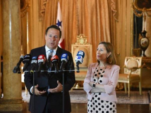 El presidente de Panamá, Juan Carlos Varela, y la ministra en funciones de Fomento de España, Ana Pastor. (Foto: AFP).