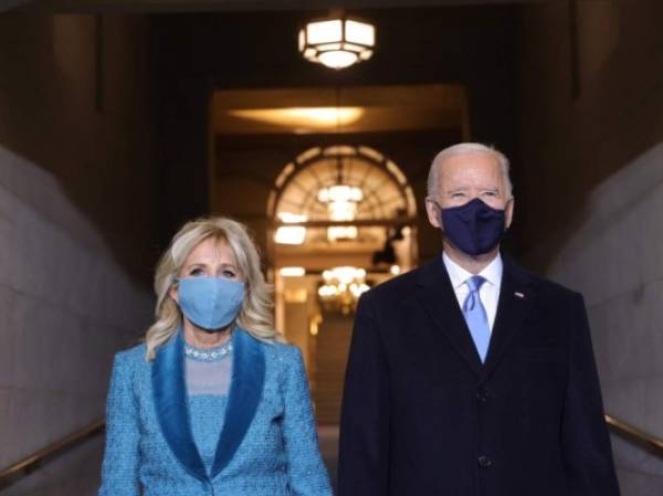El presidente electo de los Estados Unidos, Joe Biden y Jill Biden, llegan antes de su toma de posesión como el 46 ° presidente de los Estados Unidos en el frente occidental del Capitolio de los Estados Unidos en Washington, DC el 20 de enero de 2021 (Foto de Win McNamee / POOL / AFP).