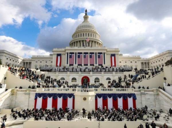 WASHINGTON, DC - 20 DE ENERO: Una vista general mientras los invitados asisten a la inauguración del presidente electo de los Estados Unidos, Joe Biden, en el frente oeste del Capitolio de los Estados Unidos el 20 de enero de 2021 en Washington, DC. Durante la ceremonia de inauguración de hoy, Joe Biden se convierte en el 46º presidente de los Estados Unidos. Tasos Katopodis / Getty Images / AFP