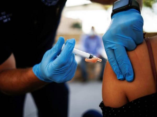 A healthcare worker from the El Paso Fire Department administers the Moderna vaccine against the coronavirus disease (COVID-19) at a vaccination centre near the Santa Fe International Bridge, in El Paso, Texas, U.S May 7, 2021. Picture taken May 7, 2021. REUTERS/Jose Luis Gonzalez