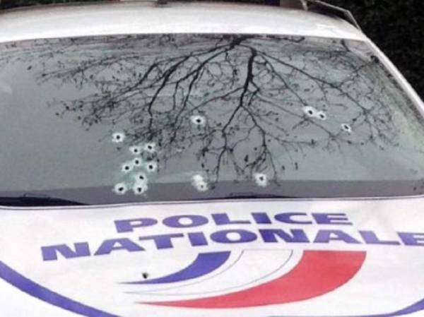 La luna de un coche de la policía tiroteado durante el ataque contra la sede del semanario satírico Charlie Hebdo en París. (Foto: AFP).