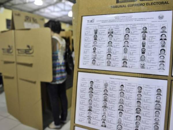 El TSE, máxima autoridad electoral, ha pedido 'paciencia y comprensión' ante el retraso en los resultados de los comicios legislativos, municipales y al Parlacen. (Foto: AFP).