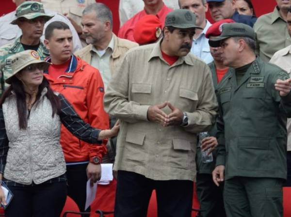 El presidente venezolano Nicolás Maduro habla con el Ministro de Defensa Padrino Lopez. Les acompaña la esposa de Maduro, Cilia Flores.