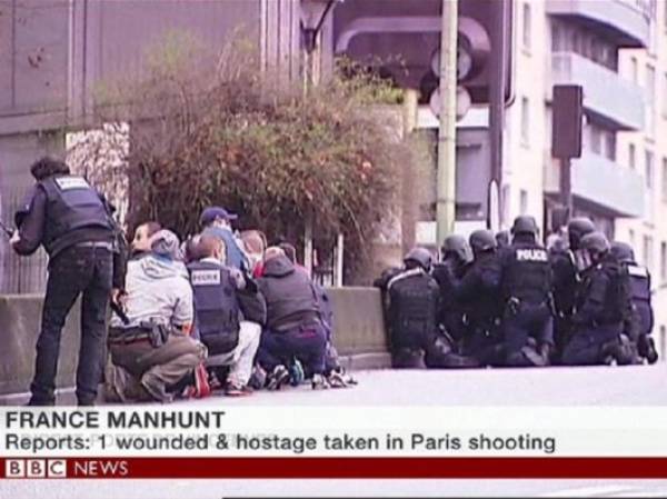 Las autoridades aseguran que hay una conexión entre eL asaltante de la tienda 'kosher' en París y los dos supuestos autores del atentado contra Charlie Hebdo. (Foto: elperiodico.com / BBC).