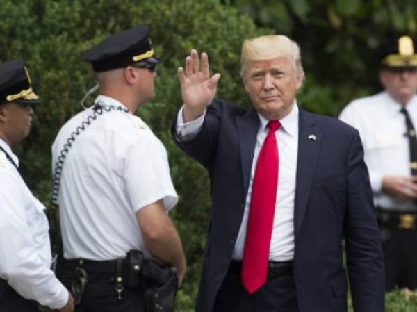 (FILES) This file photo taken on June 16, 2017 shows US President Donald Trump, surrounded by Uniformed Division Secret Service officers, after arriving on Marine One on the South Lawn of the White House in Washington, DC.The US Secret Service is facing a cash crunch because of the high cost of protecting President Donald Trump, his many homes and large family, its director said in an interview published on August 21, 2017. Randolph 'Tex' Ailes, the service's chief, told USA Today more than 1,000 agents have already hit caps for the year on salary and overtime pay because of the crushing workload.With 150 foreign heads of state due to converge on New York next month for the UN General Assembly, demands on the service are only intensifying. / AFP PHOTO / SAUL LOEB