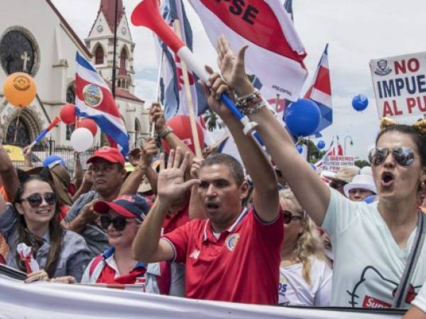 Costa Rican public sector workers demonstrate during their second week of indefinite strike against the tax proposal, which is under discussion in Congress in San Jose, Costa Rica September 26, 2018. Costa Rican public sector unions began an indefinite strike on September 10, in opposition to a tax reform project, which would mean an increase of taxes to face the bulky fiscal deficit. Due to the strike, gasoline is scarce in many gas stations across the country / AFP PHOTO / EZEQUIEL BECERRA