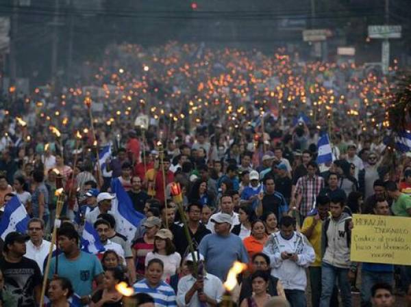 Los manifestantes en Tegucigalpa protagonizaron una marcha pacífica con antorchas para denunciar la corrupción en Honduras (Foto: Twitter)
