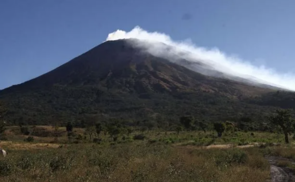 El Salvador: Volcán de San Miguel expulsa cenizas y gases