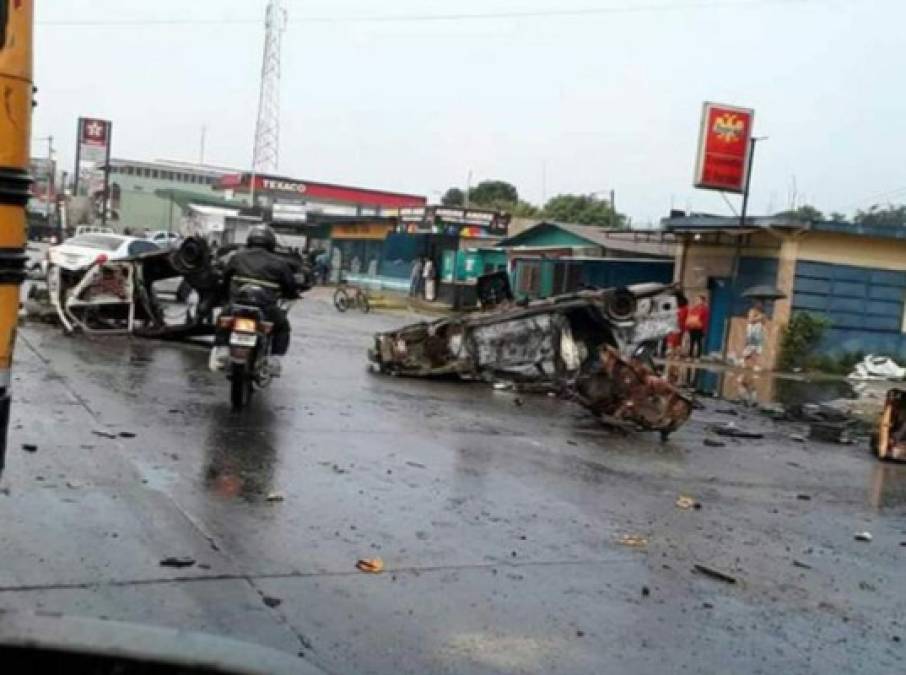 El paso vehicular en la carretera que conduce de San Pedro Sula hacia La Lima, en la zona norte de Honduras, se encuentraba obstaculizado en la mañana del viernes por manifestantes de la Alianza de Oposición.