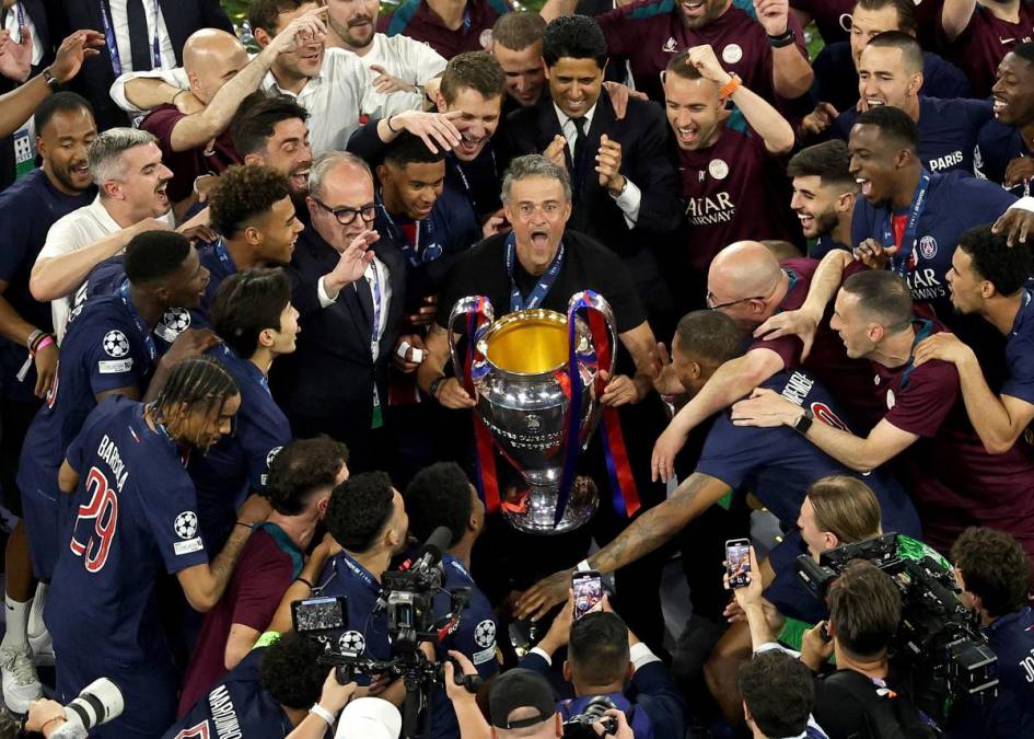 <i>Múnich (Alemania), 01/06/2025.- El entrenador del PSG, Luis Enrique, levanta el trofeo tras la victoria del equipo en la final de la UEFA Champions League entre el Paris Saint-Germain y el Inter de Milán en Múnich, Alemania, el 31 de mayo de 2025. El PSG ganó 5-0. (Liga de Campeones, Alemania) EFE/EPA/FRIEDEMANN VOGEL</i>