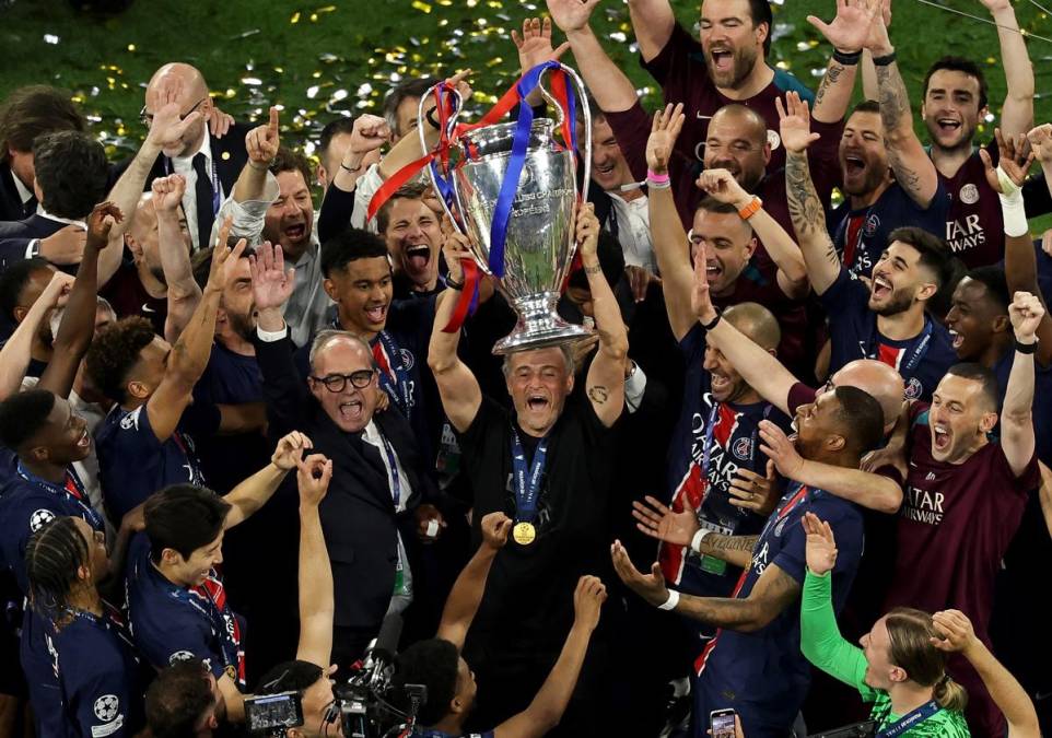 <i>Múnich (Alemania), 01/06/2025.- El entrenador del PSG, Luis Enrique, levanta el trofeo tras la victoria del equipo en la final de la UEFA Champions League entre el Paris Saint-Germain y el Inter de Milán en Múnich, Alemania, el 31 de mayo de 2025. El PSG ganó 5-0. (Liga de Campeones, Alemania) EFE/EPA/FRIEDEMANN VOGEL</i>