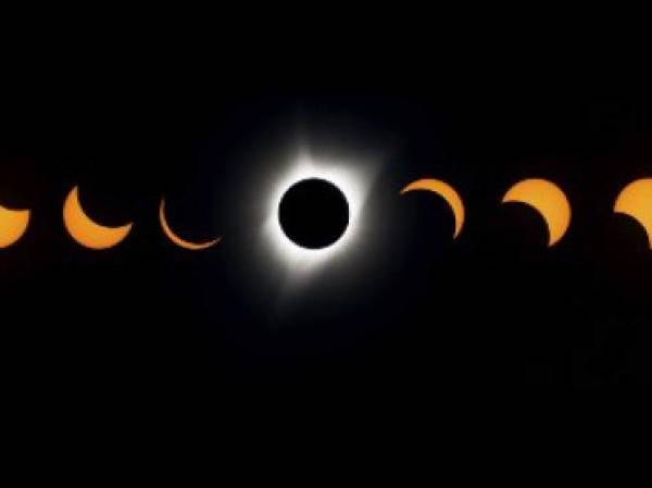 Una imagen compuesta del 'Gran eclipse americano' tomada en el Lowell Observatory Solar Eclipse Experience en Madras, Oregon. Foto AFP.